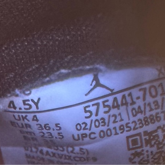 Jordan 1 Retro High OG
Pollen (GS) size 4.5Y - Picture 9 of 9